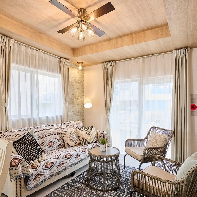 🌆沖縄の夕焼けが部屋をオレンジ色に染め、日が暮れ始める頃。Villa Makanalea Resort Okinawa（